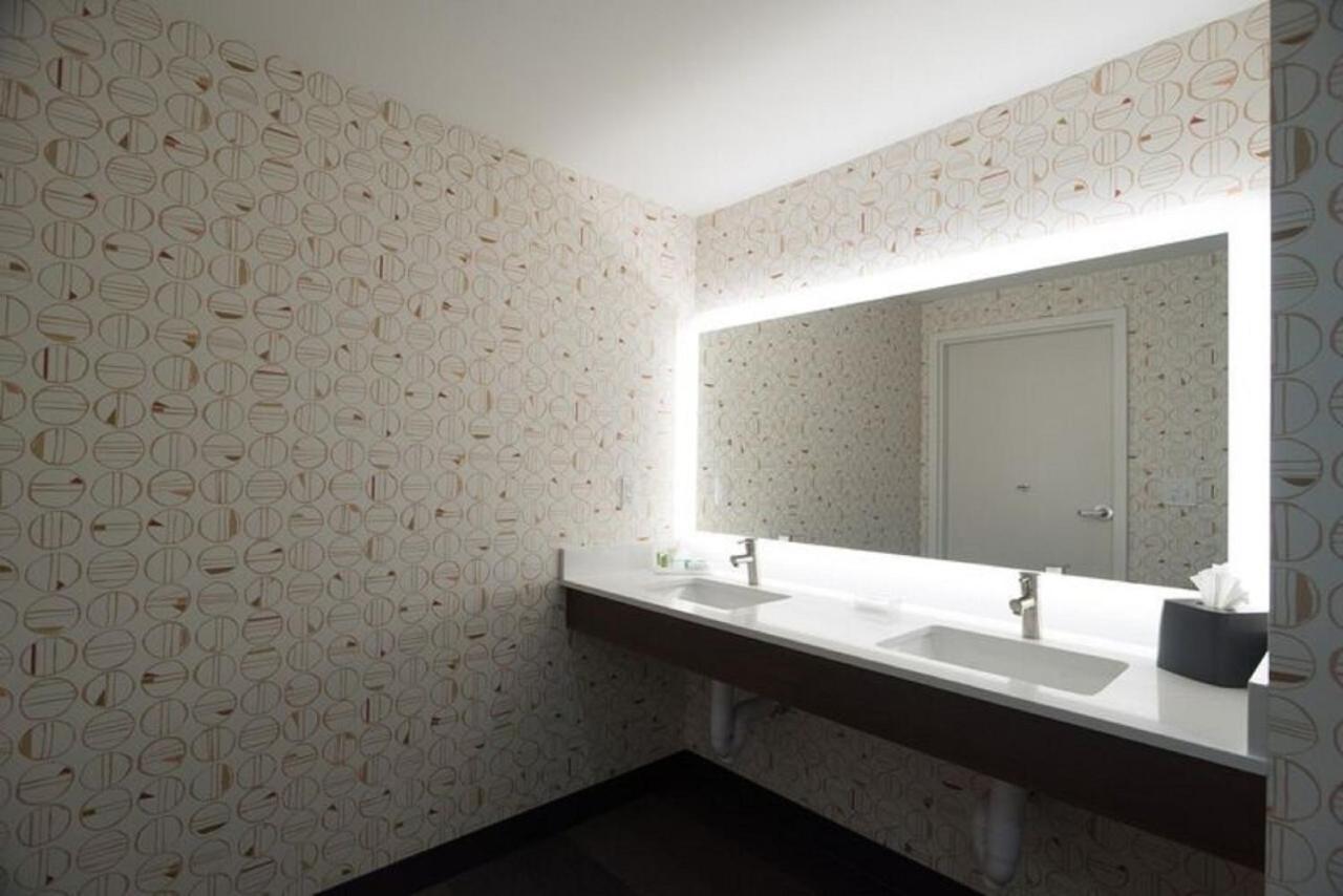 Holiday Inn Lexington - Hamburg By Ihg Екстер'єр фото
